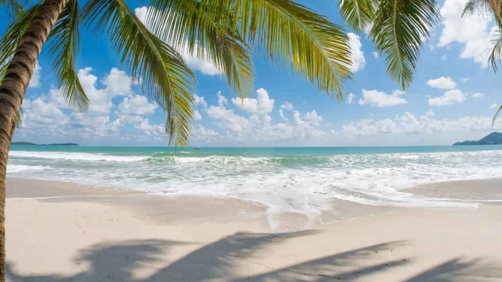 A Silver Beach (Crystal Bay) látképe a környező zöld hegyekkel